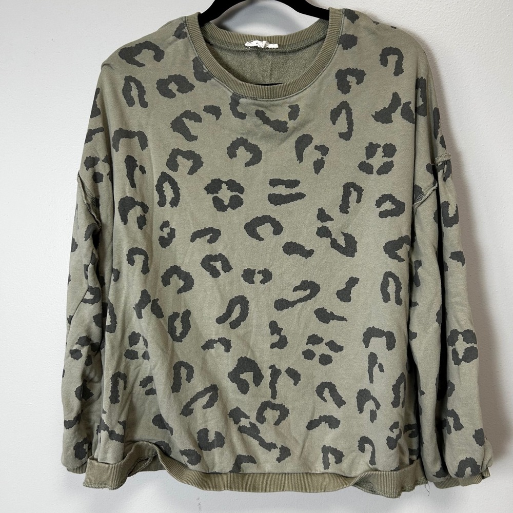 Easle large leopard military green sweater Crewneck